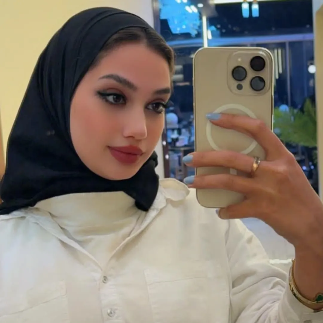 Image of 𝓜𝓪𝓻𝓲𝓪𝓶 𝓪𝓵 💕 from Instagram black hijab, white shirt, selfie, fashion, minimalist style