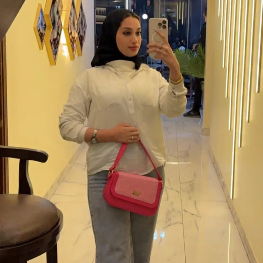 Image of 𝓜𝓪𝓻𝓲𝓪𝓶 𝓪𝓵 💕 from Instagram white shirt, denim jeans, pink handbag, black headscarf, bracelet, phone case, indoor, mirror selfie