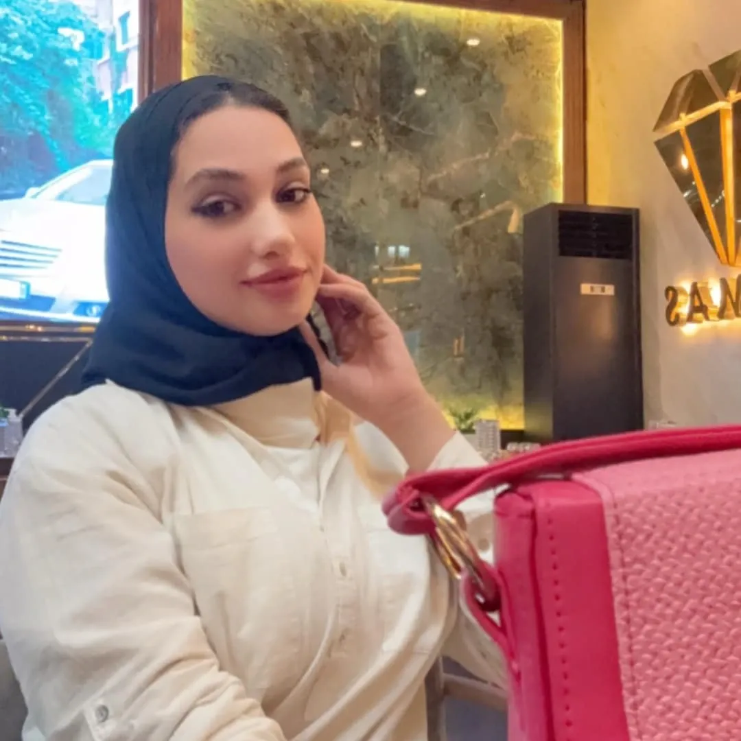 Image of 𝓜𝓪𝓻𝓲𝓪𝓶 𝓪𝓵 💕 from Instagram white shirt, black hijab, pink bag, indoor