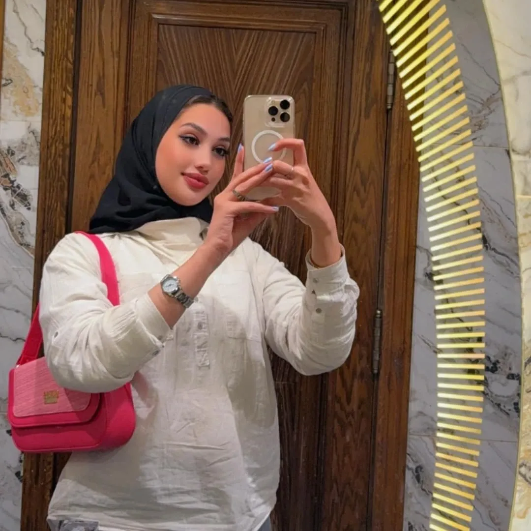 Image of 𝓜𝓪𝓻𝓲𝓪𝓶 𝓪𝓵 💕 from Instagram white shirt, black hijab, pink bag, silver watch, mirror selfie, marble background