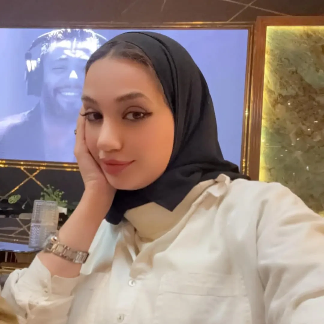 Image of 𝓜𝓪𝓻𝓲𝓪𝓶 𝓪𝓵 💕 from Instagram black hijab, white shirt, watch, indoor, fashionable