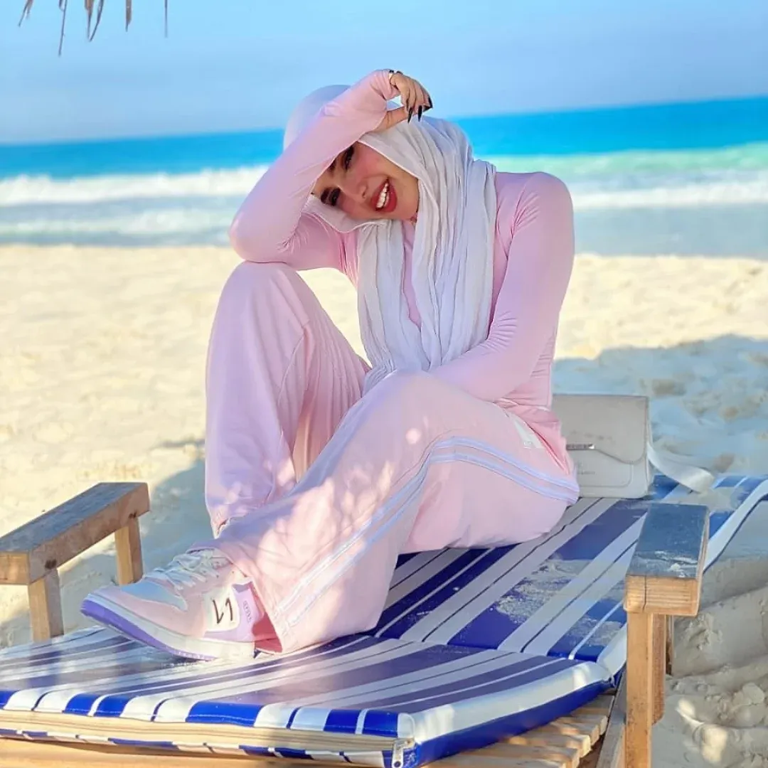 Image of Yasmin Samir from Instagram pink outfit, hijab, sneakers, beach, relaxed style