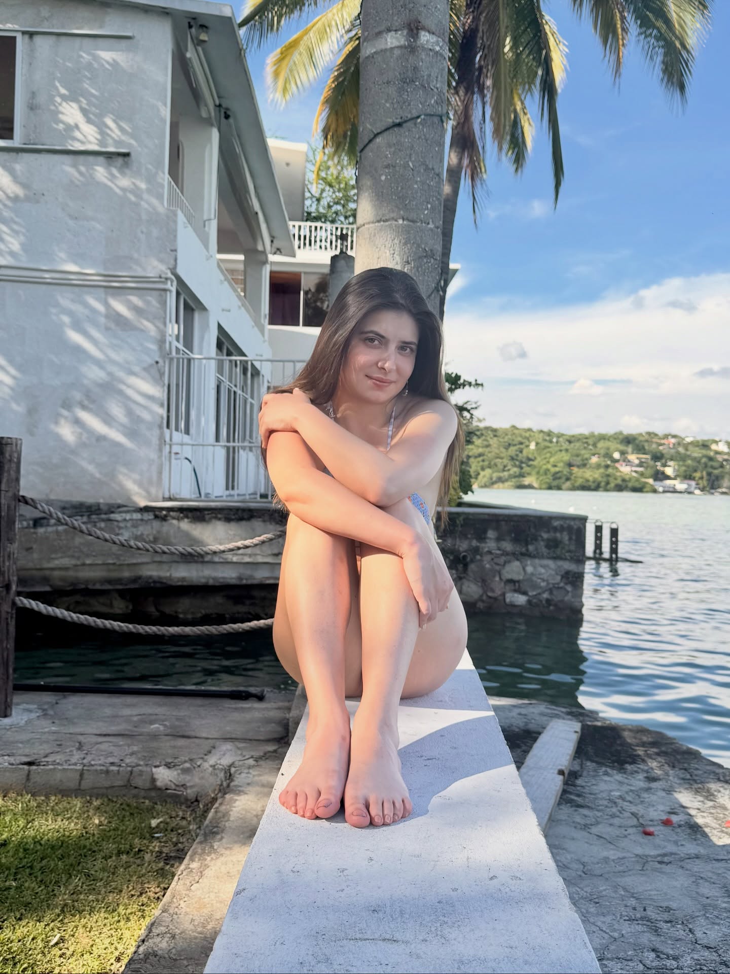 Effortless Style by the Water: A Look at Daniela Aedo's Chic Summer Vibe