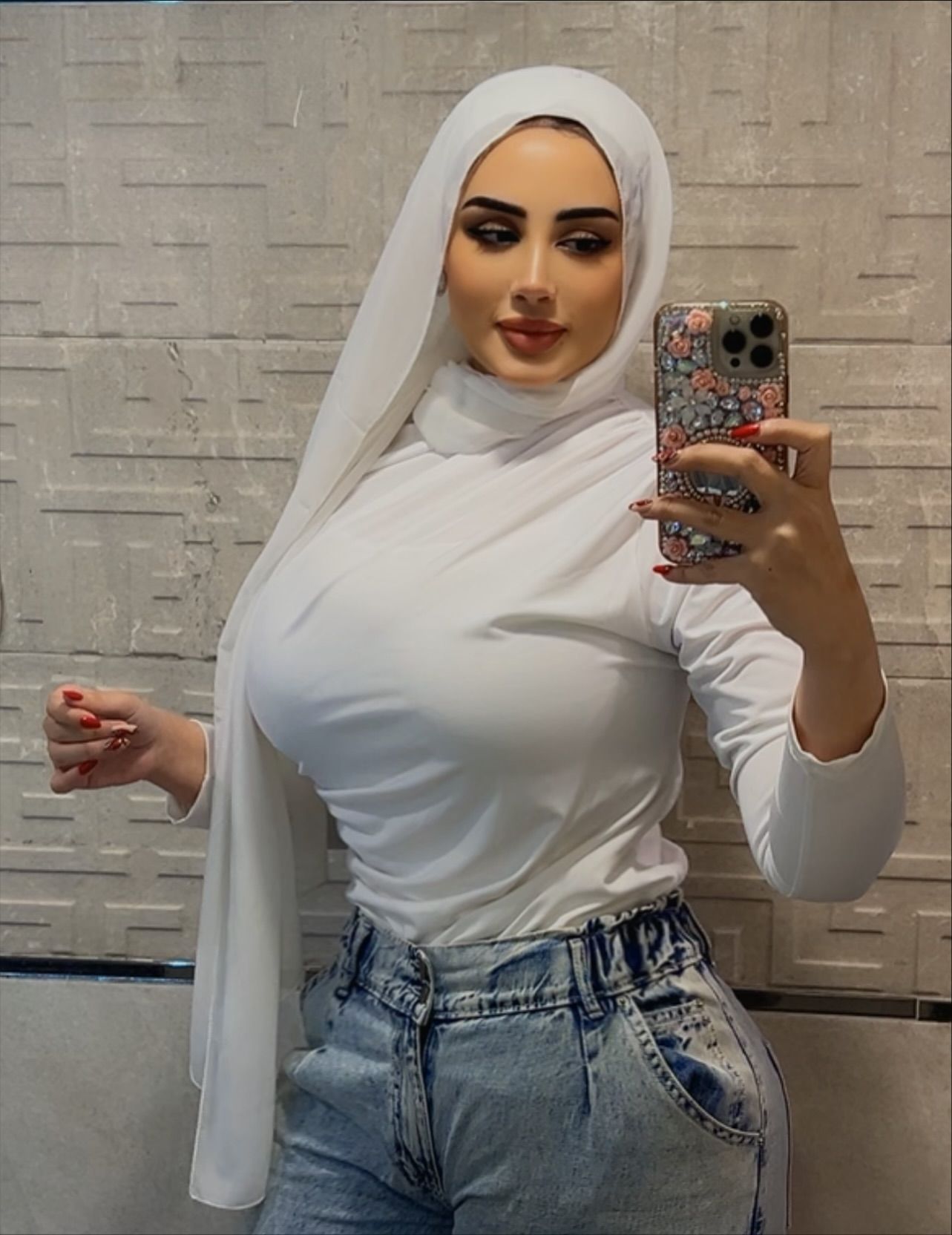 Image of Nourhan Mohamed from Instagram hijab, white top, jeans, casual, mirror selfie
