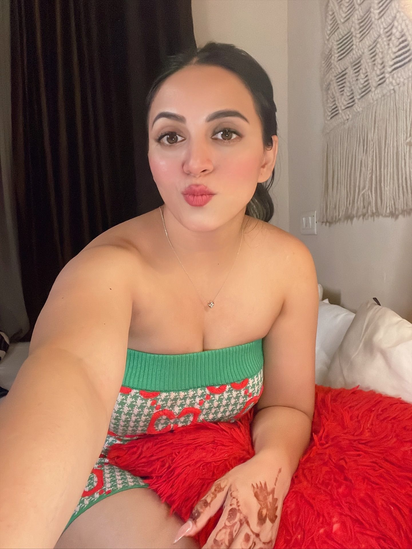 Exploring Cozy Festive Fashion with Inna Gur