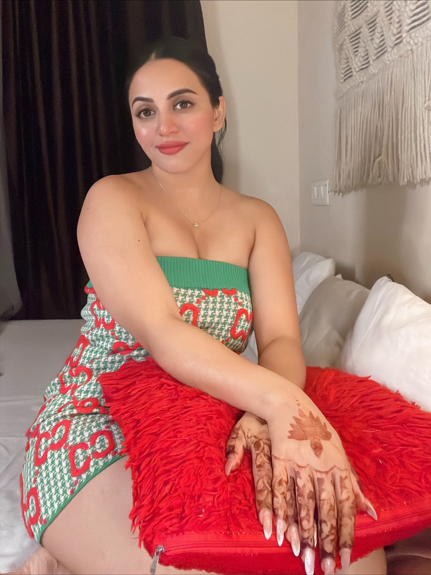 Chic and Bright: Inna Gur's Vibrant Summer Look