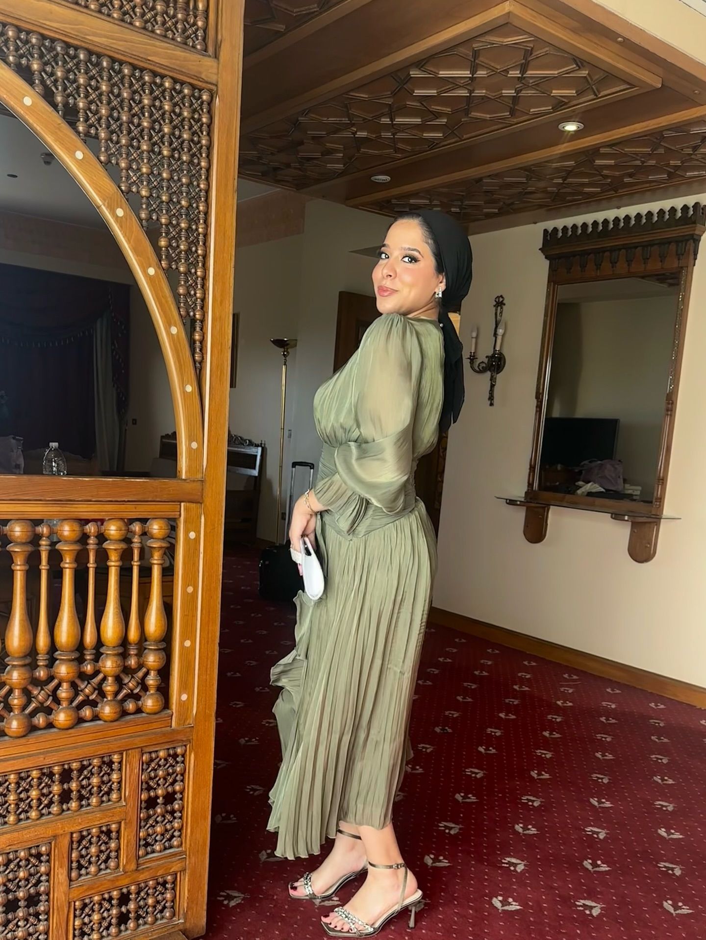 Elegant Modesty: Embracing Chic Styles with a Touch of Tradition