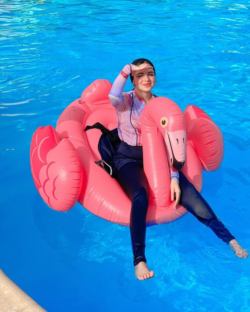 Image of Menna Ismaeel on Instagram‎: "مش شايفه من الشمس😂☀️🌊☂️"‎