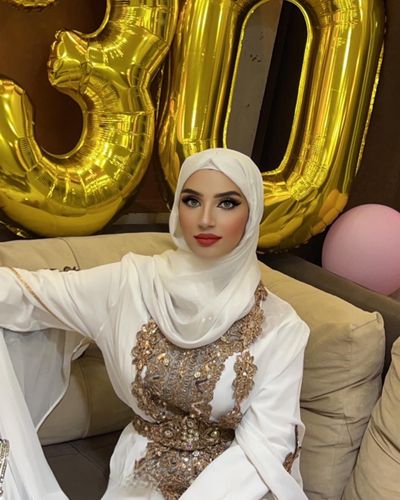 Photo by مسيطرة 👑 (مجنونة رسمي😍) on September 16, 2023. May be an image of 1 person, headscarf, balloon and turban.