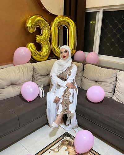 Photo by مسيطرة 👑 (مجنونة رسمي😍) on September 16, 2023. May be an image of 1 person, headscarf, balloon, turban, dress, prairie gentian and text.