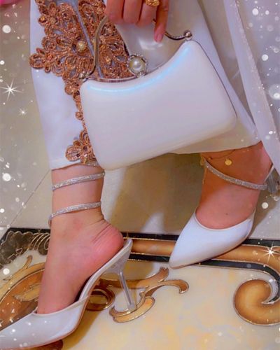Photo by مسيطرة 👑 (مجنونة رسمي😍) on September 16, 2023. May be an image of anklet, clutch, purse, high-heeled shoes and slingback shoes.