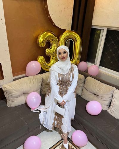 Photo by مسيطرة 👑 (مجنونة رسمي😍) on September 16, 2023. May be an image of 1 person, headscarf, dress, robe, balloon, turban and prairie gentian.