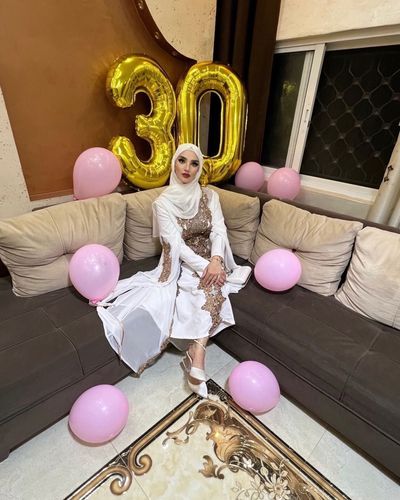 Photo by مسيطرة 👑 (مجنونة رسمي😍) on September 16, 2023. May be an image of 1 person, turban, balloon, prairie gentian and text.