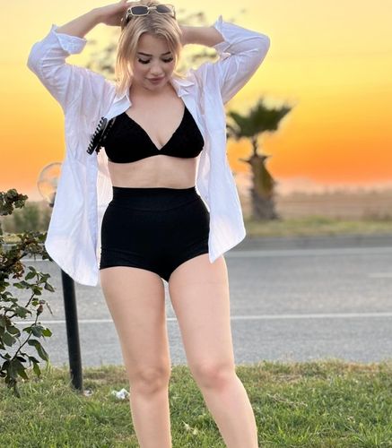 ECRİN DİLEK GÖKÇE 🧿💚 on Instagram: "🌅🐈💚"